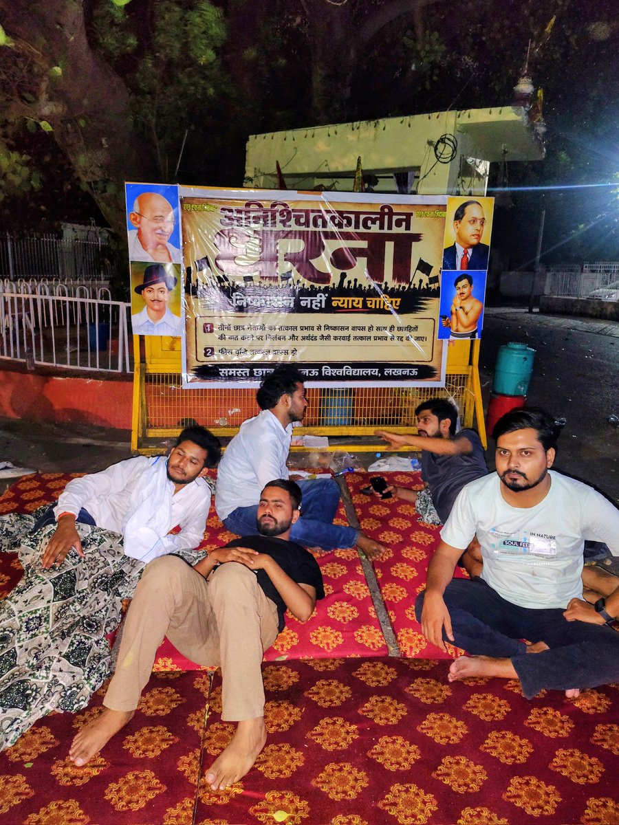 shubhammau007's tweet photo. निष्कासन नहीं न्याय चाहिए!
फीस वृद्धि के खिलाफ धरना अनवरत जारी है।
@myogiadityanath @ugc_india @luupdates_ @lkouniv https://t.co/YdjCNBbHiL