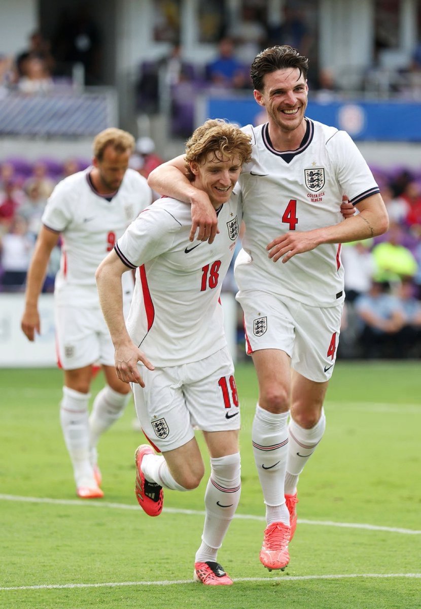 DailyAFC's tweet photo. All smiles for Declan Rice ahead of England's World Cup matches 🦁😁 https://t.co/cIQfqSjysq
