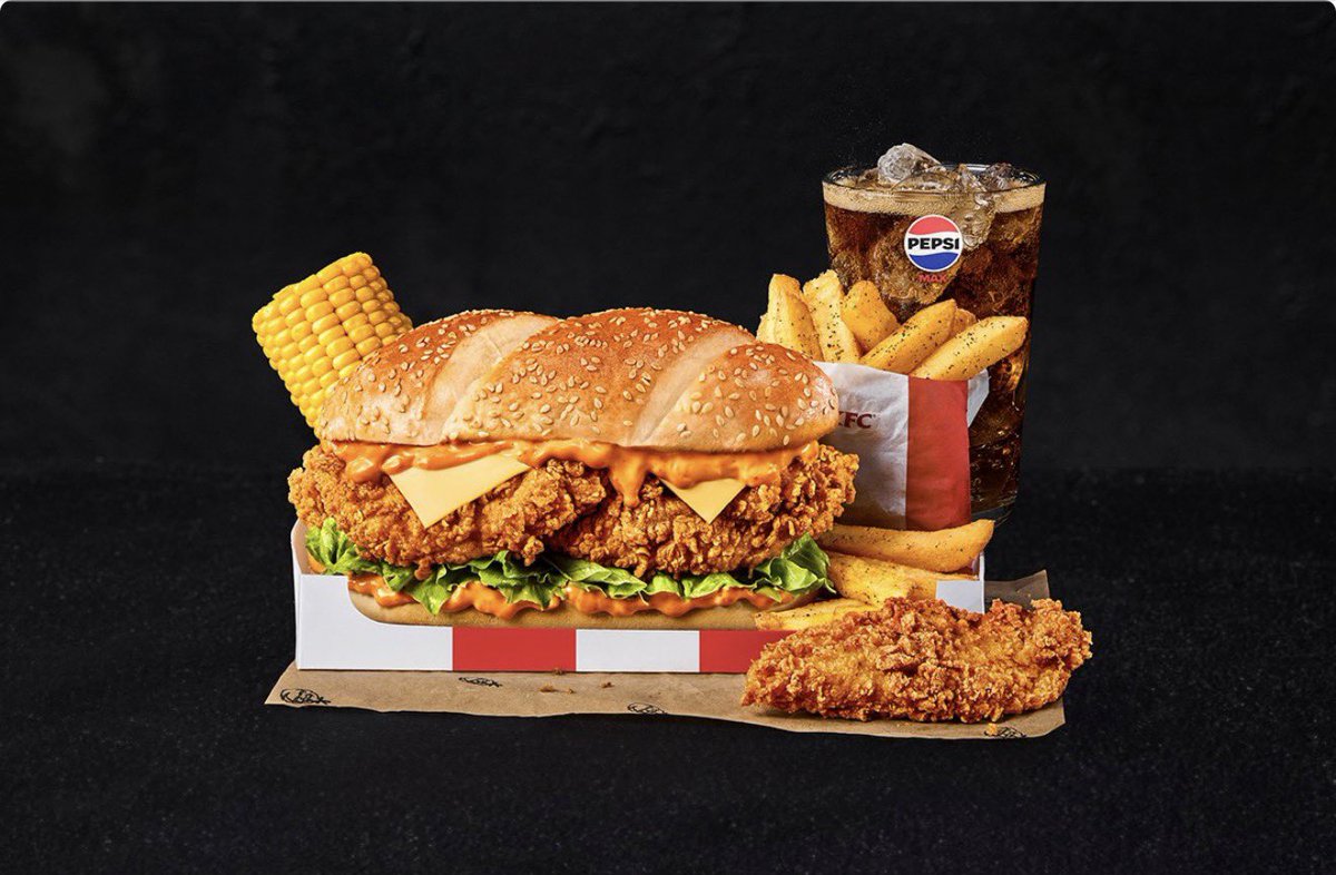 aidan_scott_'s tweet photo. @KFC_UKI @kfc  is this what’s expected when you spend £10.99 for the new supercharger sub box meal and receive this?
Comparing it to the advertisement this is a joke. 

This was in your Kirkcaldy branch in Fife Scotland. 

I would like a full refund. https://t.co/nMrHqe0sQV