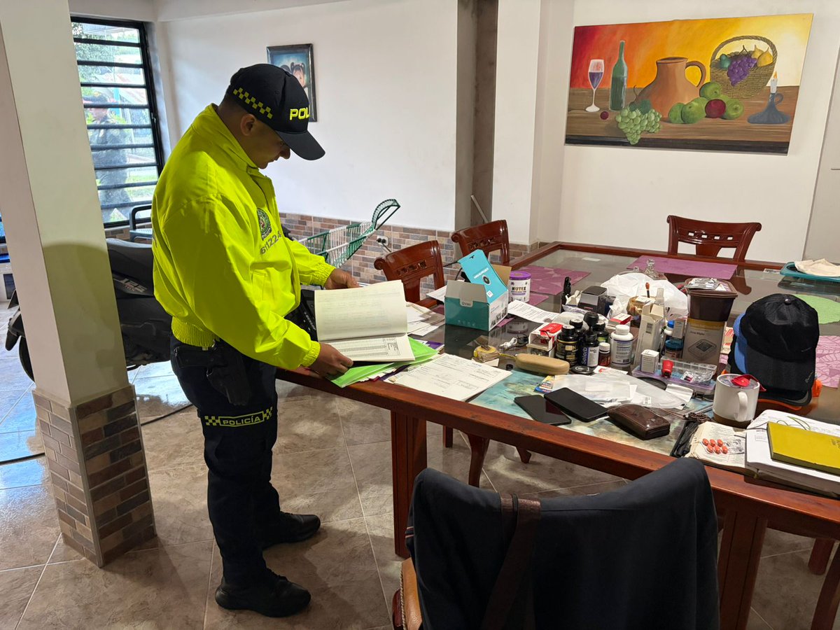 UltimaHoraCR's tweet photo. #AMBIENTE | Desde su cuenta en X, la ministra de ambiente Irene Vélez, informó sobre la captura de 17 personas, incluido el exalcalde de Mapiripán, Jorge Iván Duque Lenis, en una operación contra una red señalada de deforestar más de 52.000 hectáreas y acaparar ilegalmente más de 165.000 hectáreas en Meta.

https://t.co/v2vIVVHFXe