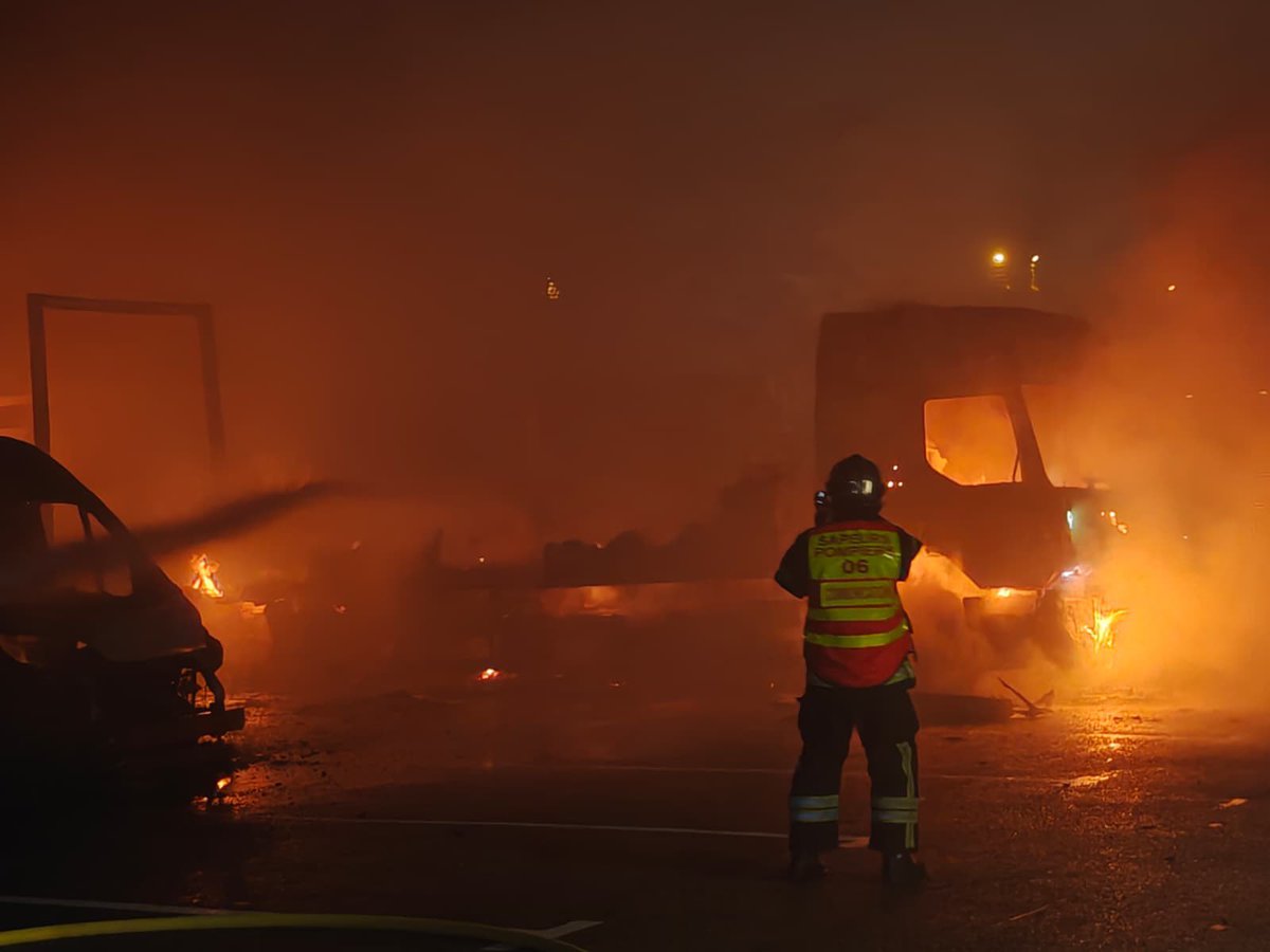 ca_ginesy's tweet photo. Un grand bravo et toute ma gratitude à nos sapeurs-pompiers du @sdis_06, mobilisés face à un incendie à Villeneuve-Loubet.

Une nouvelle fois, ils ont fait preuve d’un professionnalisme remarquable pour assurer la sécurité des personnes et intervenir avec efficacité face aux sinistres.

Leur engagement quotidien force le respect. Merci à eux.