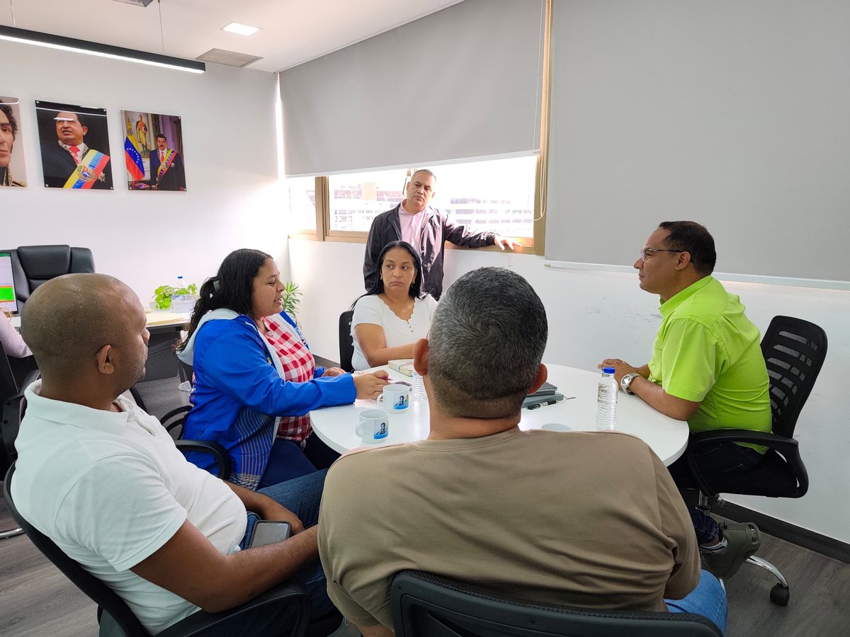 JDEnVictoria's tweet photo. Sostuvimos un productivo y enriquecedor encuentro con  líderes del poder comunal del estado Miranda 🤝Seguimos afinando cada detalle y engranando fuerzas para la Consulta Popular.
​¡El protagonismo es del pueblo! 
​#PoderComunal #ConsultaPopular2026 #DemocraciaDirecta https://t.co/qkb3MqMGby