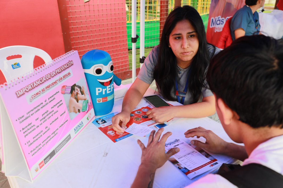 Minsa_Peru's tweet photo. #HazteLaPrueba | Conocer tu diagnóstico es cuidar tu salud.

En el marco del Día Nacional de la Prueba de VIH, el Minsa desarrolla una jornada integral de atención en el Boulevard Plaza Mantaro, en San Miguel, acercando a la población servicios de prevención, orientación y diagnóstico oportuno.

Durante la actividad, que se realiza hasta las 6:00 p. m., se efectúan tamizajes de VIH y sífilis, consejería en PrEP, vacunación contra hepatitis B y tétano, así como orientación en planificación familiar y salud mental.

Asimismo, se brindan sesiones educativas en salud sexual y reproductiva para adolescentes, tamizaje de VPH y evaluación clínica de lunares para la detección temprana de cáncer de piel.

Recuerda que la prueba de VIH es rápida, gratuita y confidencial en todos los establecimientos de salud del país.

#GobiernoDeTransición