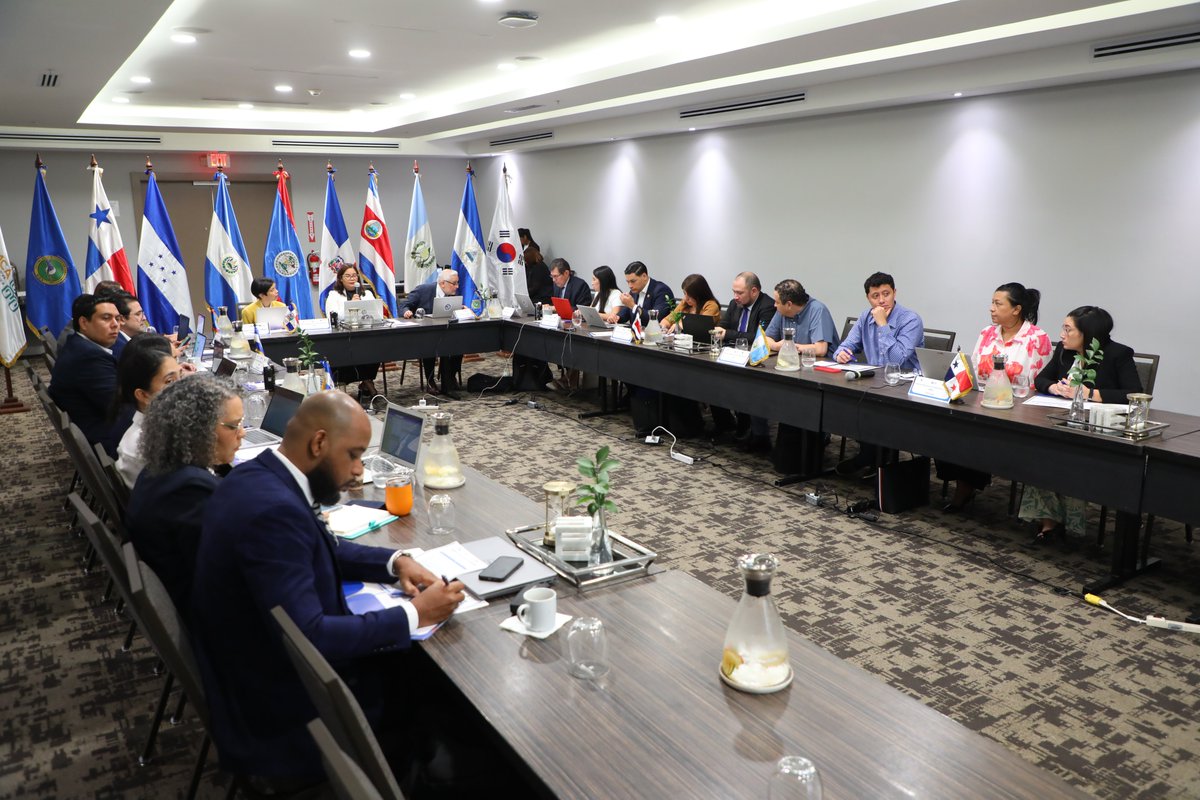 sg_sica's tweet photo. Durante la 31a. Reunión Ordinaria de la #CENTROESTAD los países avanzaron en iniciativas clave para fortalecer las estadísticas regionales.
En ese sentido, también se abordaron temáticas centradas en la construcción de mapas municipales de desnutrición crónica y sobrepeso/obesidad, a cargo de @INCAP_NUTRICION; mientras que #FOCARDAPS reflexionó sobre la construcción de una plataforma para el monitoreo de inversiones en agua, saneamiento e higiene.
El @INEGI_INFORMA se refirió al proyecto piloto para la codificación de la rama de actividad económica asistida con IA en encuestas de hogares de la CENTROESTAD, el cual se implementaría junto con el @INE_Honduras.
La SG-SICA, en su calidad de Secretaría Técnica de la CENTROESTAD, presentó los avances institucionales y beneficios generados en el marco del #SICA, reafirmando el compromiso regional con una #IntegraciónEstadística cada vez más innovadora, coordinada y orientada al desarrollo sostenible.
En este espacio, se realizó el traspaso de la Presidencia Pro Tempore @pptsica de la #CENTROESTAD a la @belizestats quien ejercerá durante el segundo semestre de 2026.
#EstadísticasRegionales #DatosParaElDesarrollo #PPTSICARD