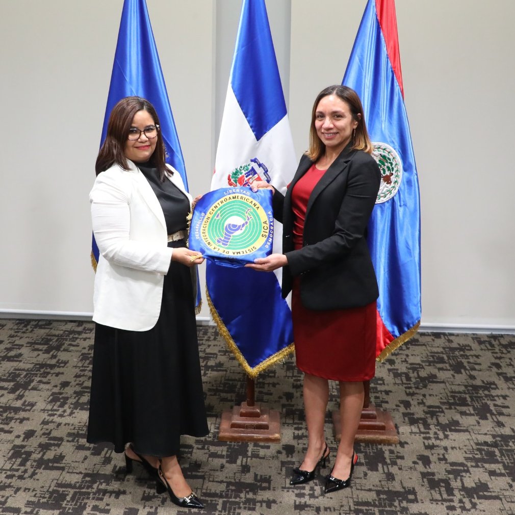 sg_sica's tweet photo. Durante la 31a. Reunión Ordinaria de la #CENTROESTAD los países avanzaron en iniciativas clave para fortalecer las estadísticas regionales.
En ese sentido, también se abordaron temáticas centradas en la construcción de mapas municipales de desnutrición crónica y sobrepeso/obesidad, a cargo de @INCAP_NUTRICION; mientras que #FOCARDAPS reflexionó sobre la construcción de una plataforma para el monitoreo de inversiones en agua, saneamiento e higiene.
El @INEGI_INFORMA se refirió al proyecto piloto para la codificación de la rama de actividad económica asistida con IA en encuestas de hogares de la CENTROESTAD, el cual se implementaría junto con el @INE_Honduras.
La SG-SICA, en su calidad de Secretaría Técnica de la CENTROESTAD, presentó los avances institucionales y beneficios generados en el marco del #SICA, reafirmando el compromiso regional con una #IntegraciónEstadística cada vez más innovadora, coordinada y orientada al desarrollo sostenible.
En este espacio, se realizó el traspaso de la Presidencia Pro Tempore @pptsica de la #CENTROESTAD a la @belizestats quien ejercerá durante el segundo semestre de 2026.
#EstadísticasRegionales #DatosParaElDesarrollo #PPTSICARD