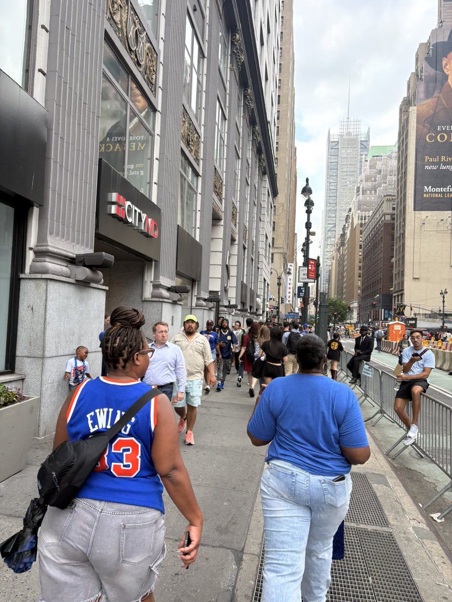 TBallKnower's tweet photo. I’m in midtown now and can’t emphasize enough how full of shit Dolan was on that interview with @craigcartonlive. The only pedestrian perimeter is th one block surrounding MSG on each side. It isn’t the sam perimeter as the other night with Trump in town. All bars accessible. https://t.co/JRNujkPWfE