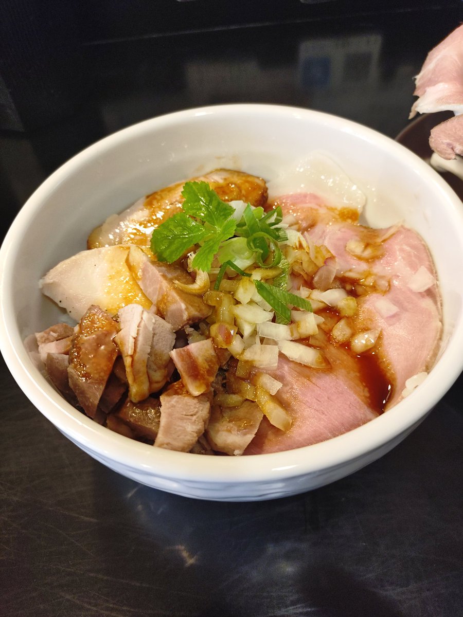 164Ae86's tweet photo. 麺や六助＠神奈川県相模原市🍜
煮干し100%＋花びらチャーシュー＋和え玉🍜
六助さんで久々の煮干し100%を🙌
ペロンと最高でした👍 https://t.co/wjDg8NXI8n