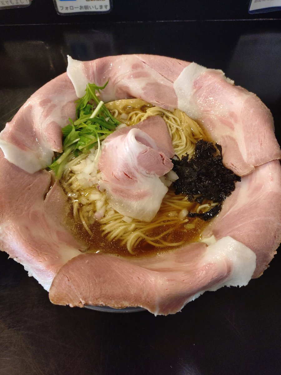 164Ae86's tweet photo. 麺や六助＠神奈川県相模原市🍜
煮干し100%＋花びらチャーシュー＋和え玉🍜
六助さんで久々の煮干し100%を🙌
ペロンと最高でした👍 https://t.co/wjDg8NXI8n