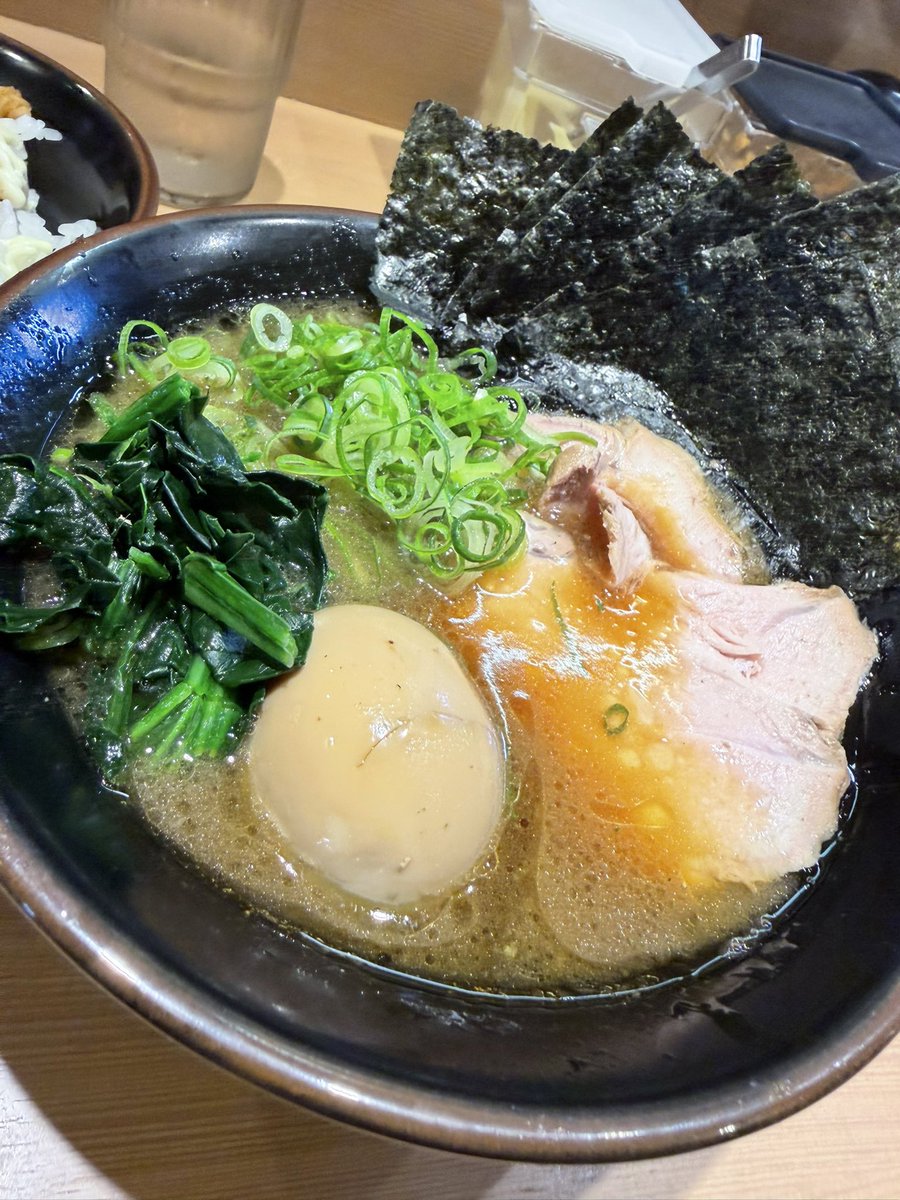 essphere's tweet photo. 最近家系行きがち。池袋のきずなやと野中家。いずれも麺半分なのでゼロカロリー🔥 うれしいね https://t.co/c0kx6CFCZY