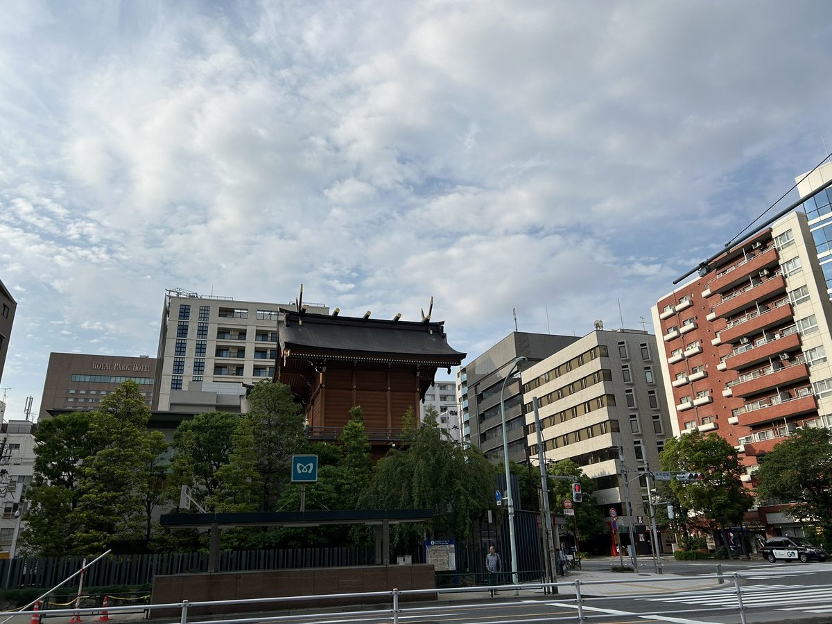 tsukushi1877's tweet photo. お江戸日本橋人形町
水天宮⛩️交差点は🌤️
入梅6:14の朝

さて本日はおめでたい㊗️大安吉日
皆々様にとってラッキーな一日✌️でございます事を🙏

21(日)父の日🎁ギフトあり〼

土日も営業です🙇‍♂️

明日からは江戸三大祭の筆頭
京都祇園祭・大阪天神祭と共に日本三大祭-山王祭㊗️楽しみです

本日もお元気で https://t.co/wCPSqJ7dzb