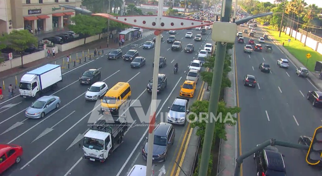 ATVInforma's tweet photo. #ATVInforma | Desde el sistema de videovigilancia del #CMVS se observa el flujo vehicular en el km 1 y 2 de la Av. Samborondón. 

⚠️Conduzca con cuidado y respete las señales de tránsito. https://t.co/glG8DpjGdz