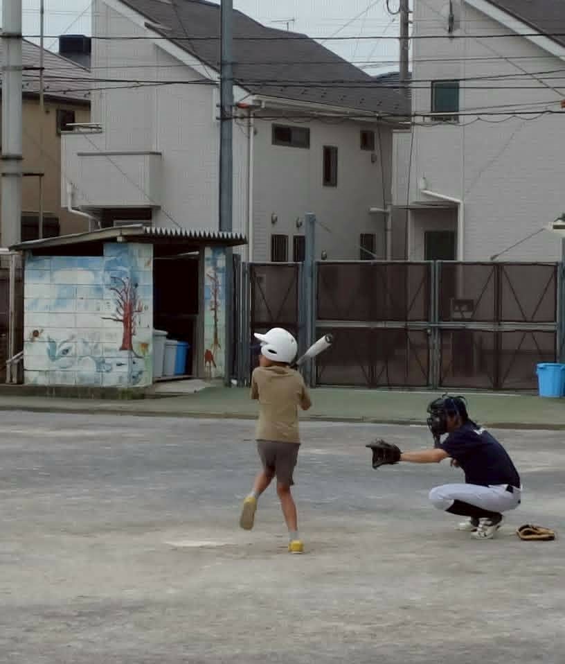 whitejunior_'s tweet photo. 【野球であそぼう＆体験会開催！】
上鷺小にて開催、年長さんと小１の子達が来てくれました！小５の子はBCチームの練習に混じって体験✨
途中で小雨も降り出しましたが、ボールを投げる・取る基本動作にTボール対戦等楽しんでくれました♪
また遊びに来てくださいね🥰
#野球やろうぜ　#野球体験 https://t.co/IwEvaxA9GL
