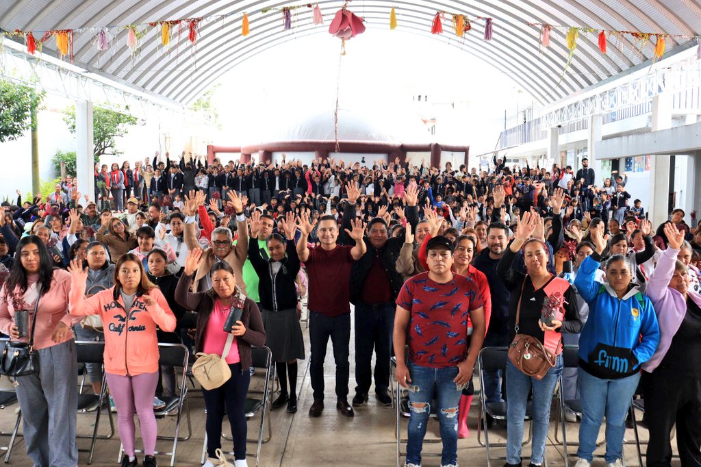 JIvanHerrera_'s tweet photo. Hoy @AmbientePuebla llevó la #BurbujaAmbiental (cine itinerante) a la primaria Carmen Serdán, al sur de la ciudad.📽️ 🌱
Para los gobiernos de la #4T generar conciencia ambiental en los más peques transformará el planeta.🧒🏻🌎👧🏻
¡Nada nos detiene!
#EscuelasSustenables 
#IvánHerrera https://t.co/iattqpSh7a