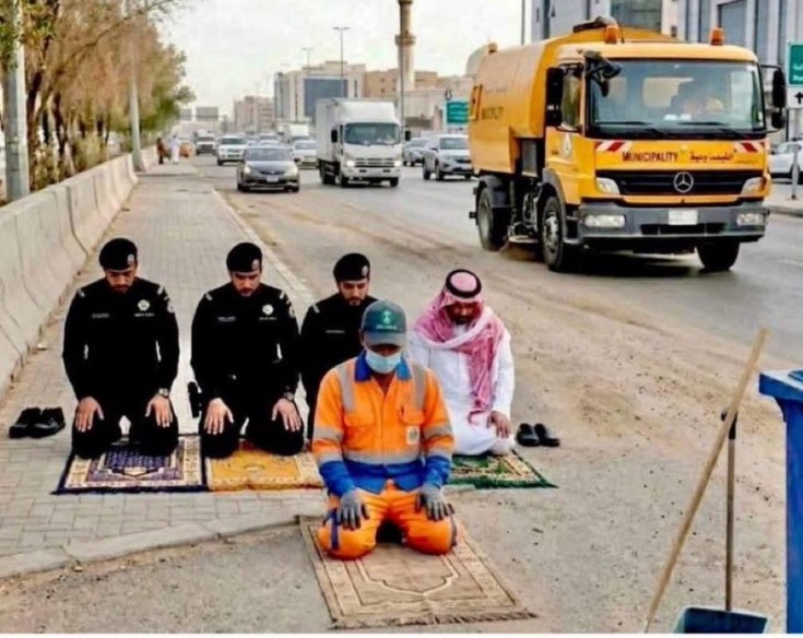 salehh1958's tweet photo. الصورة الروحانية ومقطع المصاب الوافد . مع التمازج المجتمعي الخلاق . يضعان #مملكة_الإنسانية بدون رتوش  ومكيجة في قمة عالمها الروحاني والإنساني الذي يثلج الصدور بفضل الله
#رسالة_اليوم ما #يحدث_الآن تحسيد الاهتمام بكل من على هذ الثرى المبارك دون تميز وفوارق
#صباحيات #السعوديه_العظمى