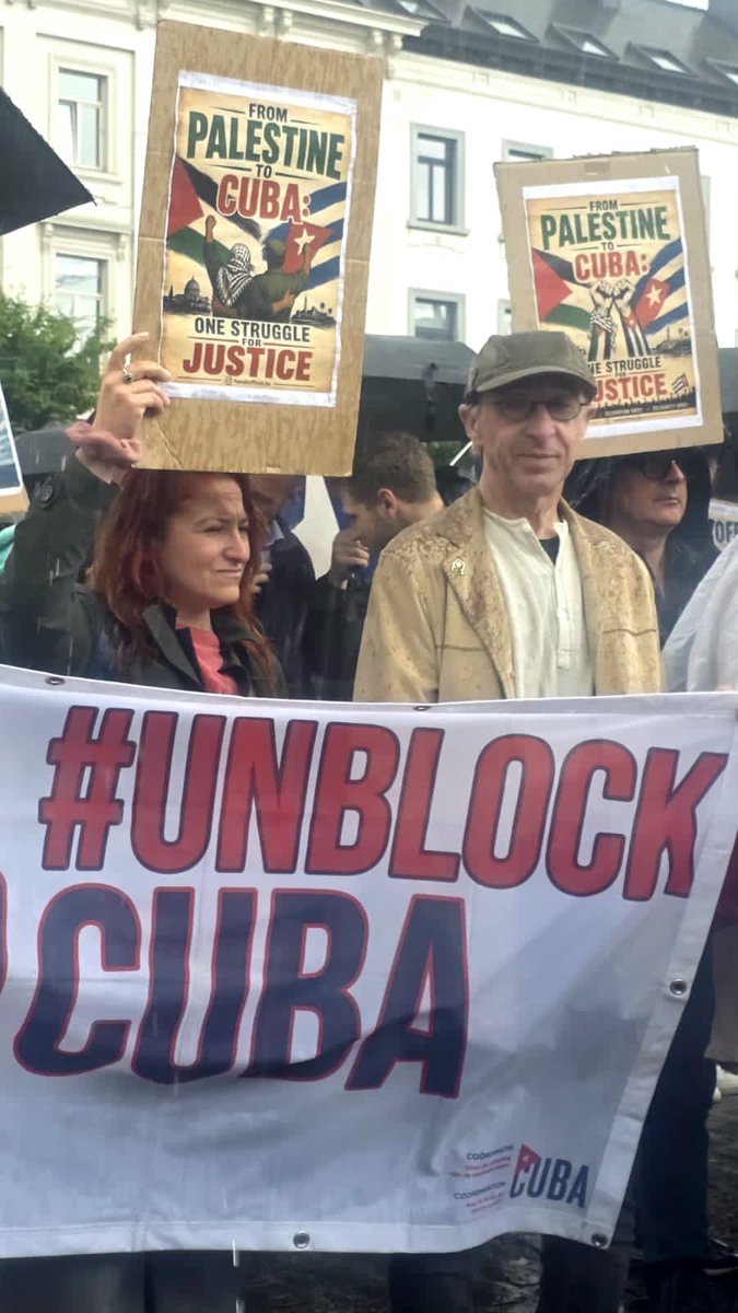 PartidoPCC's tweet photo. *Bajo la lluvia de Bruselas, Europa late por Cuba: Arranca el convoy solidario que desafía el bloqueo*

​Ni el frío ni la lluvia pertinaz de Bruselas pudieron apagar el calor de la dignidad. La emblemática Plaza Luxemburgo, frente al Parlamento Europeo, se convirtió hoy en el epicentro de la solidaridad continental con el inicio de las actividades en Bélgica del convoy europeo de solidaridad con Cuba. Proveniente de Italia, esta caravana recorrerá varias ciudades de Europa bajo los lemas: "Let Cuba Breathe" y "Europe Wakes Up".

​Más de un centenar de personas—entre activistas sociales, eurodiputados, parlamentarios belgas, intelectuales, cubanos residentes, líderes políticos y sindicales, y la delegación del movimiento de solidaridad en Italia— se fundieron en un clamor colectivo. Bajo un cielo gris, las banderas cubanas ondecharon con fuerza, demostrando que la distancia no enfría los compromisos legítimos.

​Los discursos de la jornada fueron contundentes y cargados de una profunda emotividad. Con voz firme, los oradores condenaron la criminal política de asfixia económica y el bloqueo energético impuesto por el gobierno de los Estados Unidos contra el pueblo cubano. Cada intervención fue un clamor de justicia y un respaldo absoluto a la resistencia de la Isla, denunciando el impacto cruel de estas sanciones en la vida cotidiana de millones de cubanos.

Como antesala a esta movilización popular, los salones de la Eurocámra acogieron el evento "Toward a new internationalism in an age of war". En este espacio de debate político, activistas e intelectuales demandaron un apoyo institucional firme de la Unión Europea hacia la Isla, exigiendo una posición de condena rotunda y sin dobleces frente a la estrategia genocida de Washington.

​El convoy ya está en marcha. Su viaje por el continente apenas comienza, pero hoy, en Bruselas, quedó claro que Europa está despertando y que Cuba jamás estará sola.

#CubaNoEstáSola