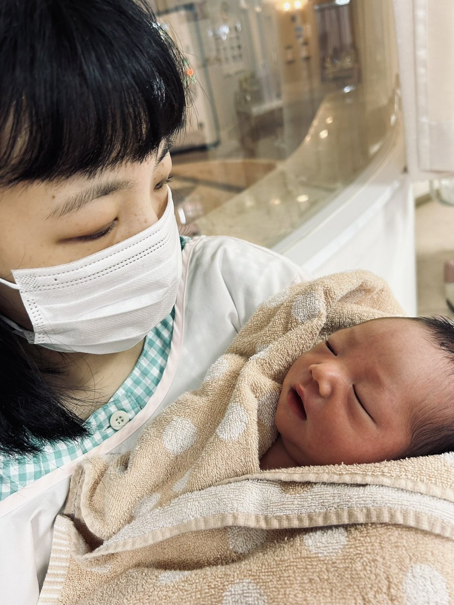 skyhalka's tweet photo. 6/9 第二子 長男 無事出産しました👶🏻
3052gにビックリ！笑
帝王切開だから早めに出てくるから、まさか3000g超えるとは🤣
まだ保育器だけど、元気に泣きすぎてアラーム鳴るくらいだって👏🏻
順調にいけば、明日から母子同室！
少しでも傷の痛みが減りますように🙏🏻 https://t.co/Mj5xSc2qLJ