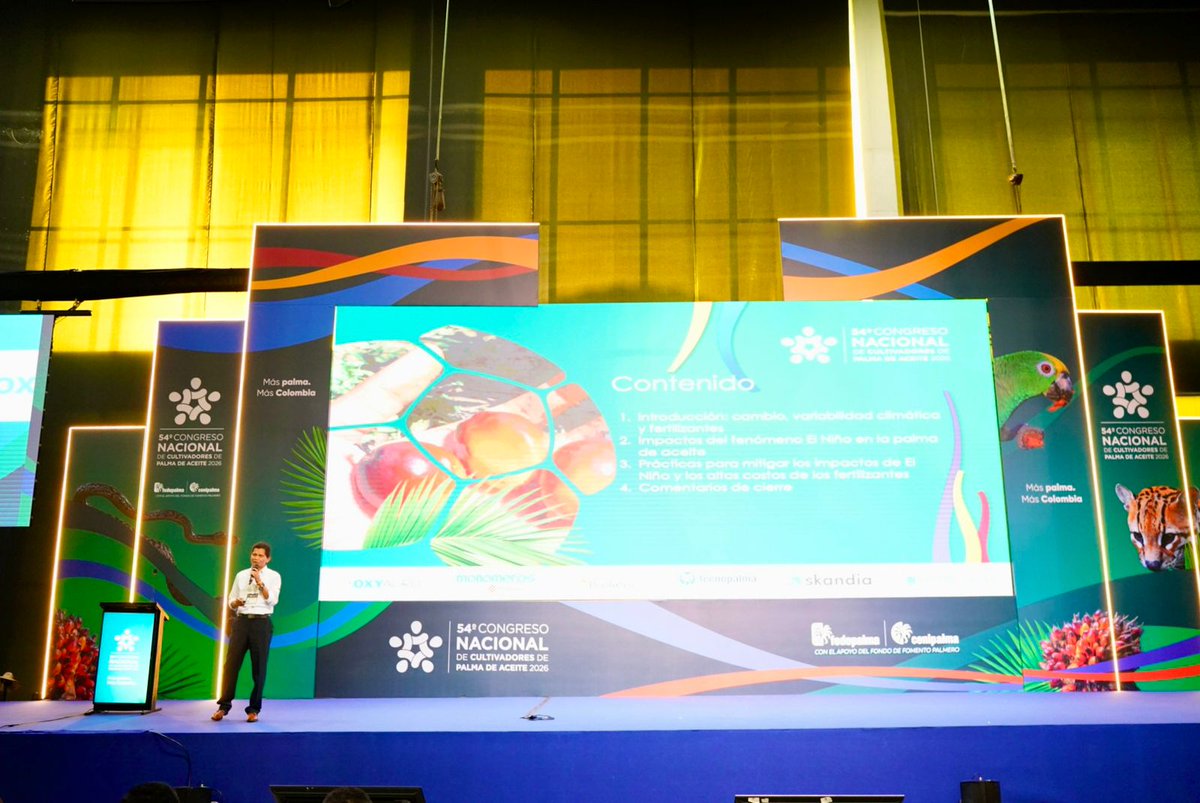 FedepalmaOrg's tweet photo. #54CongresoPalmero |  La adaptación al cambio climático es uno de los grandes retos de la agricultura moderna.

Nolver Arias, coordinador del programa de Agronomía de @CenipalmaOrg, comparte conocimientos sobre el manejo de cultivos de palma de aceite frente a la variabilidad climática y la volatilidad en los precios de los fertilizantes.

Una conferencia enfocada en productividad, sostenibilidad y toma de decisiones para enfrentar los desafíos actuales del cultivo.