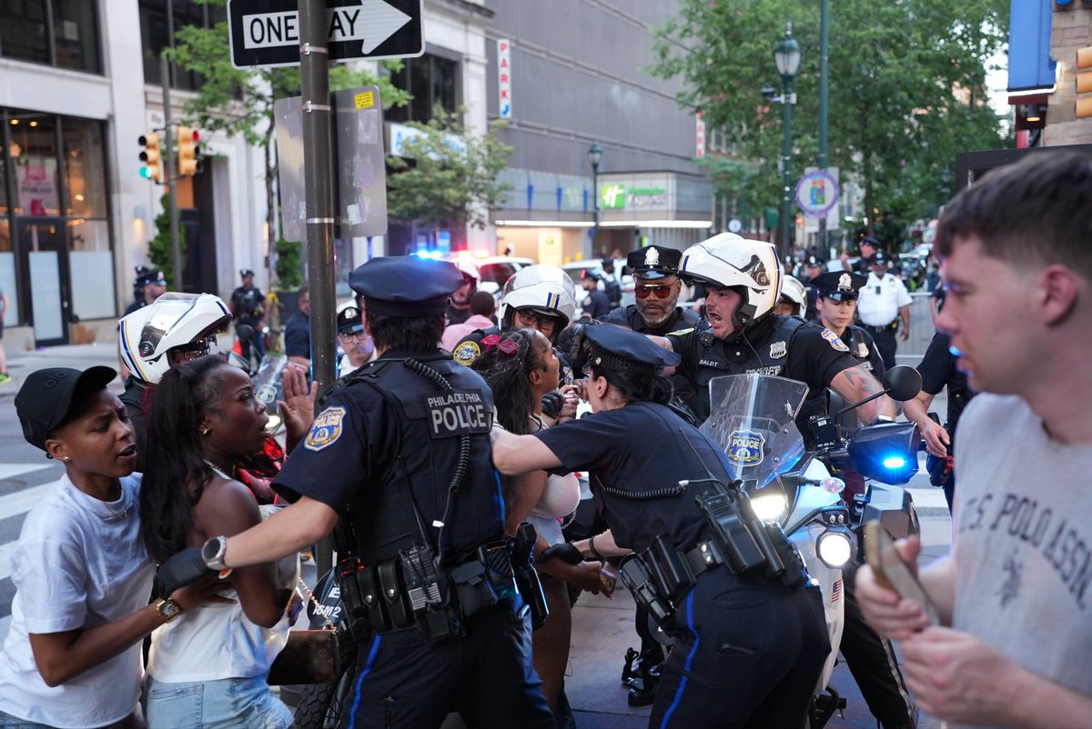 klanwatch39682's tweet photo. Also Basically 0 News About Riot Cops Crushing A Pride Event. https://t.co/0kURK2C8lA