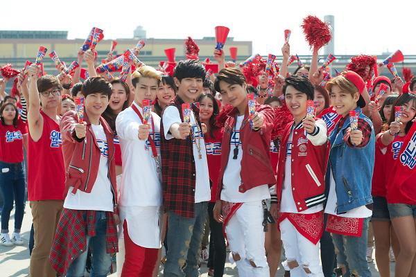 xunhuas's tweet photo. It looks like the theme for this collab with MEGA Coffee is the World Cup! 🇰🇷⚽️

The last time EXO had a collab like this was with World Cone ice cream for the 2014 World Cup 12 years ago~ https://t.co/B8O5LYM0EI
