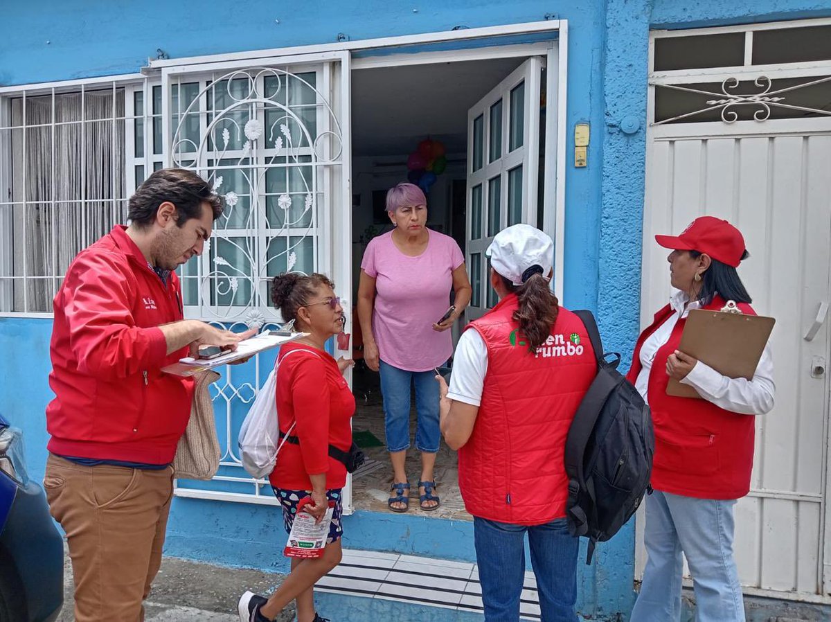 PRICDMX_'s tweet photo. En una productiva jornada de trabajo, @NovGabriela , Carmen Rojas, secretaria general de PRI-GAM, y priistas de la alcaldía recorrieron casa por casa la primera sección de Aragón, afiliando militancia y sumando seccionales a la estructura territorial del PRI. 

¡Somos un gran equipo! ¡Vamos con todo! #PorBuenRumbo