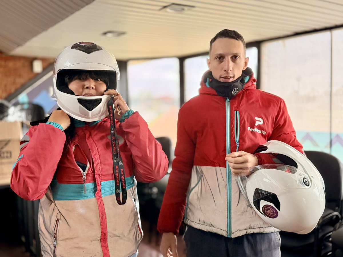 nicogianelloni's tweet photo. 10 de junio Día de la Seguridad Vial

Realizamos una jornada de capacitación y entrega de cascos a riders de Rosario 🛵🚲

Los escuchamos y comenzamos a trabajar en herramientas para que trabajen más seguros 💪 https://t.co/fchF8Q3D18