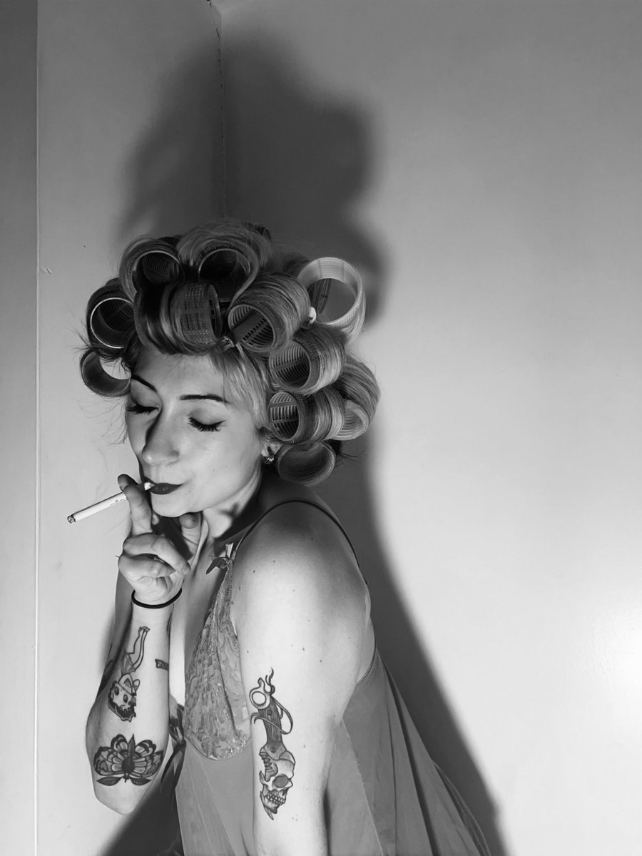 LocalDivineDiva's tweet photo. Cmon babe light my fire 🔥 
#smokingwomen #smokingmodels #smokingfetish #smokingkink https://t.co/0dFO9dXTam