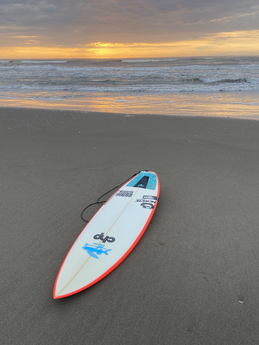 zuccho73's tweet photo. 今朝もマジックボードで🏄♂️
どんな波でも対応してくれるお気に入りの一本😁👍
#HOWIESHAPE
#LIONSMANE
5’9”-18”3/8-2”1/4 https://t.co/jFUI6xOVg2