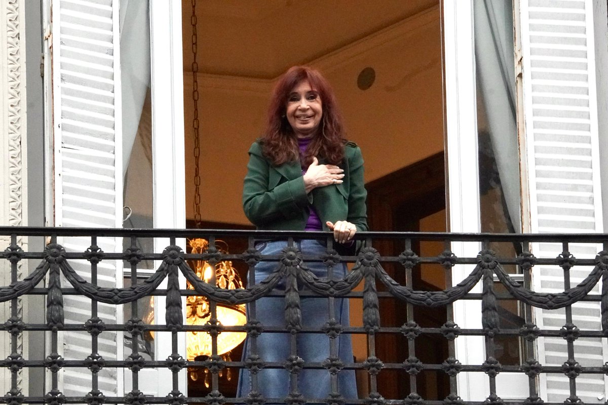 Uyo_Ciudad's tweet photo. ✌🏻 A un año de la injusta detención de Cristina, volvimos a San José 1111 para exigir su libertad.

♥️ La proscriben porque gobernó para el pueblo y enfrentó a los poderes concentrados. Pero nunca podrán romper el vínculo con su gente.

#CristinaLibre https://t.co/6VUcoAEoJC