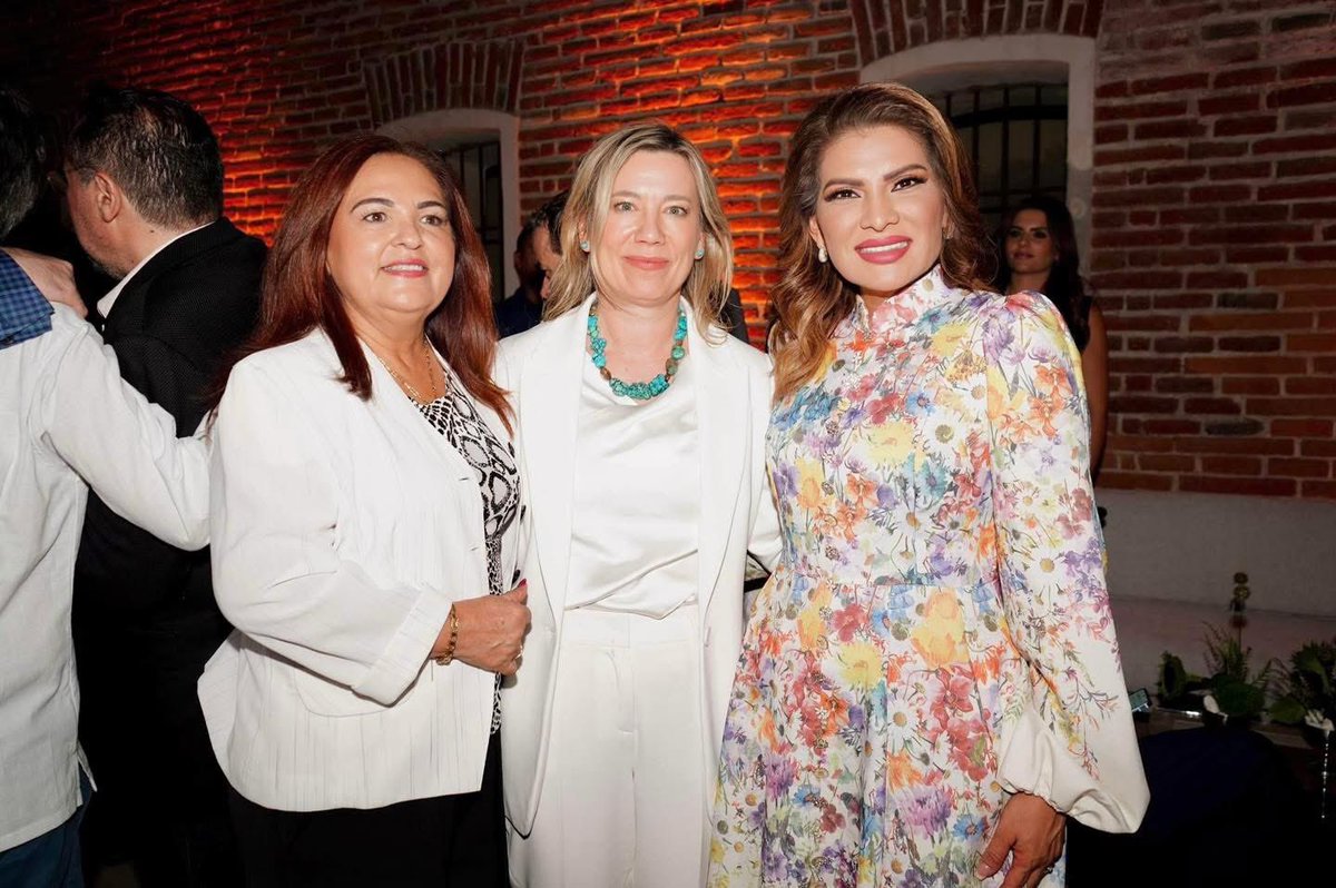 LoreniaValles_'s tweet photo. Desde Sonora,  fortalecemos la relación entre México y la Unión Europea 🇲🇽🇪🇺

En el marco del nuevo Acuerdo Global de Modernización, nuestro estado ocupará un lugar fundamental en las relaciones bilaterales del país a través del Plan Sonora de Energías Sostenibles.

Reconozco el liderazgo del gobernador @AlfonsoDurazo para tender puentes de cooperación, diálogo político y comercio con las representaciones diplomáticas europeas.