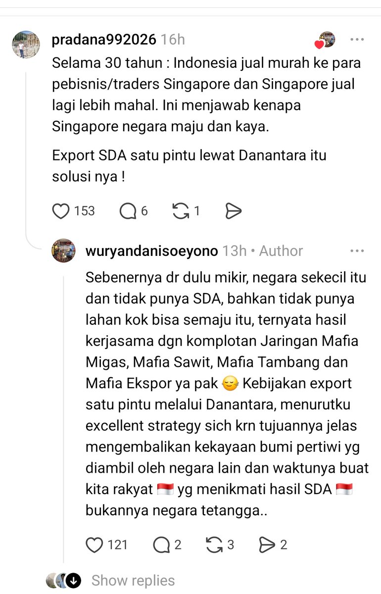 Hidupsebagai62's tweet photo. RAMAI-RAMAI PARA BUZZER MENYALAHKAN SINGAPURA!!!
HARUSNYA MALU !!
INVESTASI TERBESAR FOREIGN DI INDONESIA DARI SINGAPURA !!

JUSTRU HARUSNYA BELAJAR KOK NEGARA SEKECIL KUTEK, TAPI BISA SEKAYA ITU? 
DAN APA BENAR MEREKA "NGISEP" UANG INDONESIA?

Banyak orang Indonesia yang sering bertanya-tanya, bahkan kadang kesal: kenapa Singapura yang luasnya cuma sekitar 728 km² atau lebih kecil dari Jakarta Selatan saja bisa jadi salah satu negara terkaya di dunia? 
Sementara Indonesia, yang luasnya 1,9 juta km² dengan SDA melimpah, masih banyak rakyatnya yang miskin?

SEJARAH SINGKAT: DULU SINGAPURA JUGA MISKIN

Pada 1965, ketika Singapura memutuskan keluar dari federasi Malaysia, negara ini menghadapi berbagai masalah berat: angka pengangguran tinggi, pemukiman kumuh, dan sama sekali tidak memiliki Sumber Daya Alam.

Mereka bahkan harus mengimpor air bersih dari Malaysia. 
Tidak ada minyak, 
tidak ada tambang, 
bahkan lahan pertanian pun nyaris tidak ada. 
Singapura benar-benar mulai dari nol.

LALU APA YANG MEMBUAT SINGAPURA KAYA?

1. LOKASI GEOGRAFIS YANG SANGAT STRATEGIS

Singapura secara alami diposisikan dengan baik sebagai pusat perdagangan kapal kontainer. Terletak strategis di tengah Asia Tenggara, negara ini cocok sebagai pusat perdagangan dan logistik. 
Ini bukan keberuntungan, ini strategi. Mereka sadar betul posisi mereka dan membangun pelabuhan kelas dunia untuk memanfaatkannya.

2. PEMERINTAHAN BERSIH DAN BEBAS KORUPSI

Singapura berhasil menjadi negara maju berkat manajemen yang efisien, birokrasi bersih, strategi investasi jangka panjang, dan fokus pada pengembangan sumber daya manusia. 

Di bawah Lee Kuan Yew, korupsi diberantas habis-habisan. Pejabat yang korup dipecat, dipenjara, bahkan kalau perlu dihukum mati. Hasilnya, investor asing percaya menaruh modal di sana.

3. PAJAK RENDAH, SURGA INVESTASI

Pajak penghasilan korporat di Singapura maksimal hanya 17%, jauh di bawah banyak negara lain. Pemerintah Singapura memberikan banyak insentif fiskal dan kemudahan bagi perusahaan asing, menjadikan Singapura sebagai pusat keuangan Asia Tenggara dengan ribuan kantor regional perusahaan multinasional dari berbagai sektor. 
Banding saja dengan Indonesia yang pajak dan birokrasinya masih rumit.

4. SDM BERKUALITAS TINGGI

Singapura mampu menyiasati keterbatasan SDA dengan lebih mengandalkan bidang jasa dan memperkuat SDM melalui kemudahan akses pendidikan serta gaji yang tinggi. 

5. KEPEMIMPINAN YANG VISIONER

Meskipun Singapura memiliki sumber daya yang terbatas, para elit politiknya berusaha keras mencari solusi untuk mengubah nasib negara. Kombinasi kepemimpinan yang efektif dan kebijakan yang tepat berhasil membawa Singapura menjadi negara maju dalam waktu yang relatif singkat. 

APAKAH SINGAPURA KAYA KARENA "NGOLAH" SDA INDONESIA?

TIDAK SEPENUHNYA BENAR, 
TAPI JUGA TIDAK SEPENUHNYA BOHONG.

Singapura adalah satu-satunya negara di ASEAN yang miskin sumber daya alam. 
Untuk memenuhi kebutuhannya, Singapura mengimpor hasil tambang dari beberapa negara, termasuk Indonesia yang kaya akan hasil tambang. 

Jadi memang benar Singapura membeli dan mengolah SDA Indonesia, tapi ini transaksi dagang biasa, bukan "komplotan".

Masalahnya bukan Singapura yang "mencuri" SDA Indonesia. Masalahnya justru ada di dalam negeri kita sendiri. 

Ketergantungan tinggi pada ekspor komoditas menyebabkan ekonomi Indonesia sangat rentan terhadap volatilitas harga global. 

Booming SDA menyebabkan sektor manufaktur kehilangan daya saing, sementara ketimpangan menjadi nyata di daerah-daerah yang justru paling kaya SDA. 

Singapura tidak punya minyak, tidak punya batu bara, tidak punya nikel. Tapi mereka punya sesuatu yang lebih berharga: sistem yang bersih, pemimpin yang jujur, dan rakyat yang disiplin.

Indonesia punya semua SDA itu. 
Tapi banyak yang bocor lewat korupsi, lari ke luar negeri, dan parkir nyaman di bank-bank Singapura.
Singapura kaya bukan karena merampok Indonesia. Mereka kaya karena membangun sistem yang benar. 
Sedangkan kita???