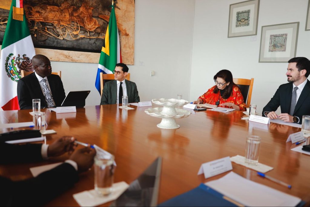 mtmercado2002's tweet photo. 🇲🇽🇿🇦Acompañé al Sec.@r_velascoa en su encuentro con el Min.@RonaldLamola.

⚽️A un día del partido inaugural de la #CopaMundialFIFA2026, este encuentro refleja la cercanía de nuestra relación.Continuaremos generando oportunidades de comercio, inversión y desarrollo. https://t.co/U781evDcGy