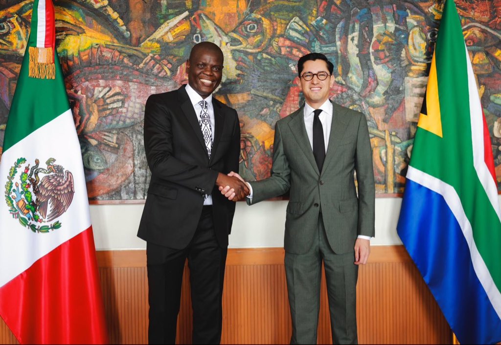 mtmercado2002's tweet photo. 🇲🇽🇿🇦Acompañé al Sec.@r_velascoa en su encuentro con el Min.@RonaldLamola.

⚽️A un día del partido inaugural de la #CopaMundialFIFA2026, este encuentro refleja la cercanía de nuestra relación.Continuaremos generando oportunidades de comercio, inversión y desarrollo. https://t.co/U781evDcGy