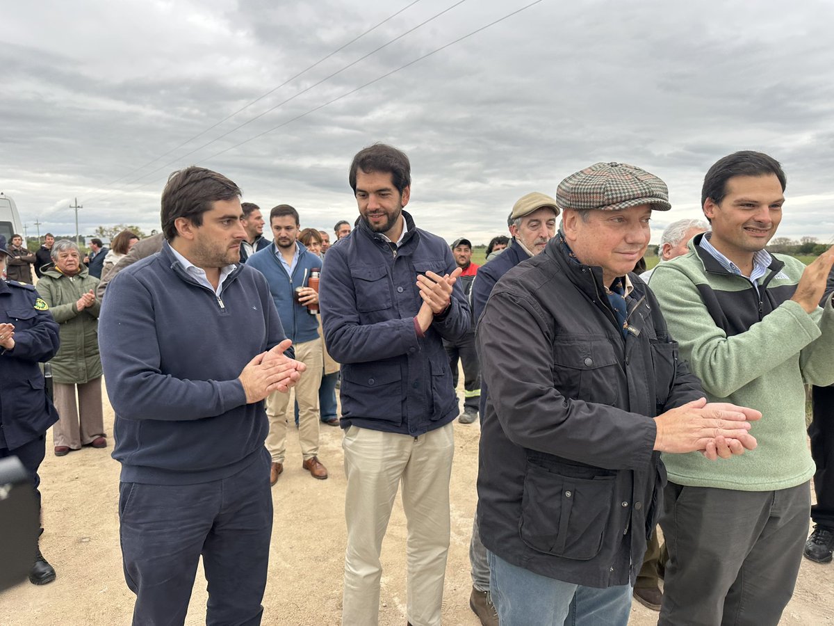 daloxhechouy's tweet photo. Se inauguró una calzada en Rincón de Vignoli ubicada en camino vecinal de ruta 5 km 68.900. Tiene 250 m de extensión, fueron invertidos 6 millones de pesos a través de FDI y la Intendencia de Florida. Del acto participaron el intendente Carlos Enciso, autoridades de OPP y vecinos https://t.co/ElwyDS336B