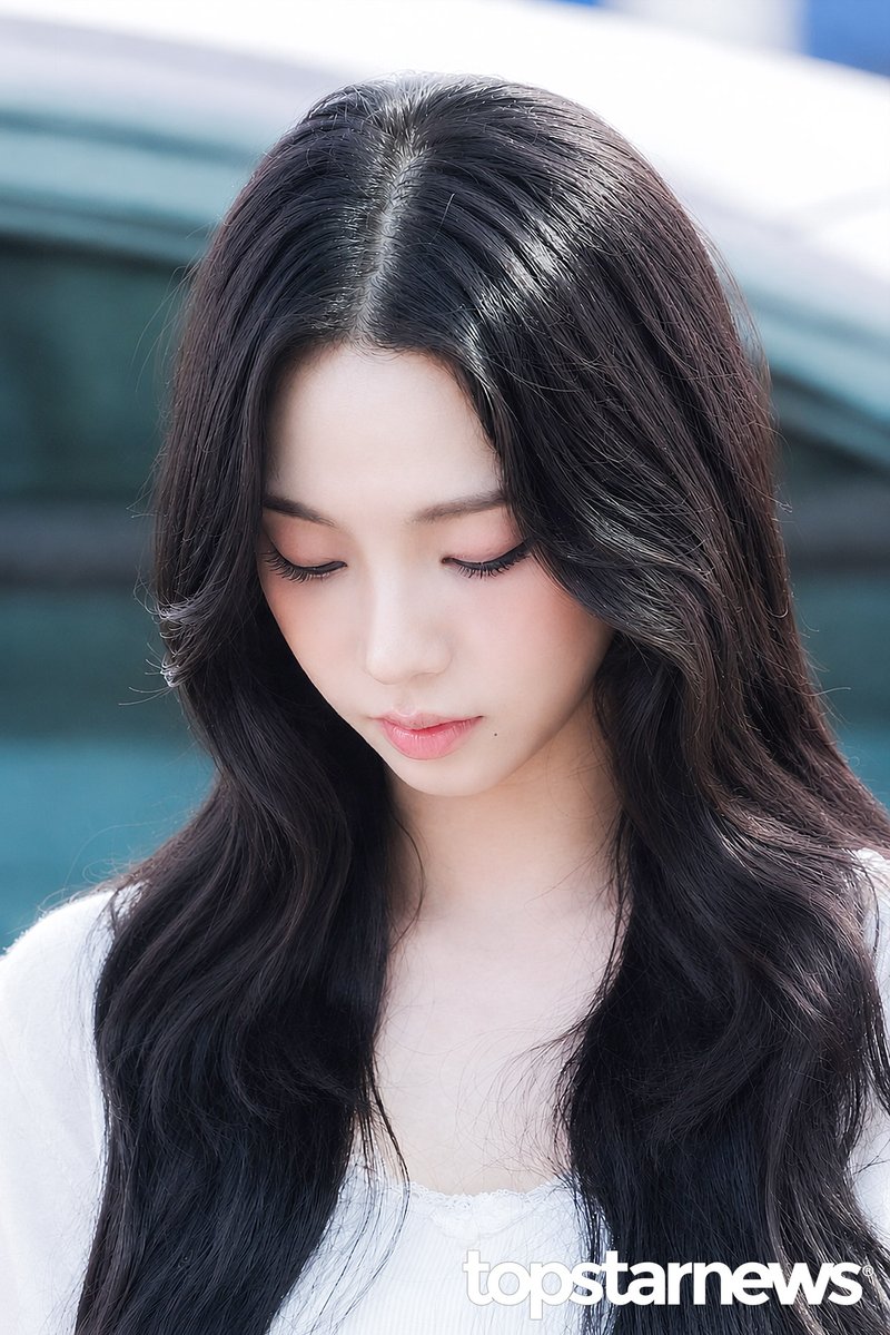 thinkbluuu's tweet photo. cant with her 😭 https://t.co/AlnFVg5JsO