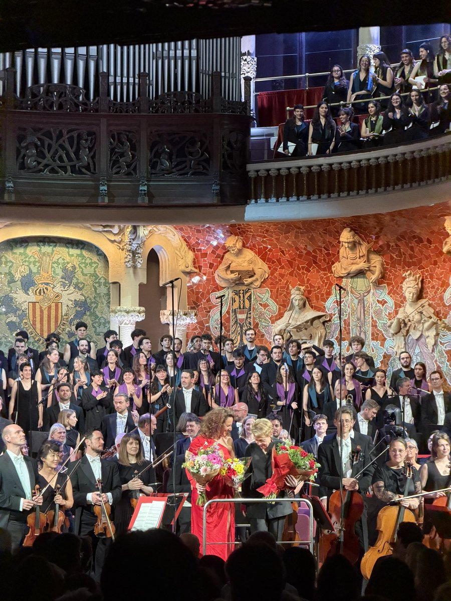 uunaaxiidk's tweet photo. Encara amb la pell de gallina després de viure Set Somnis de Gaudí. Una producció monumental, amb més de 200 músics i cors, que converteix l’univers de Gaudí en una experiència sonora fascinant. 👏🎶 https://t.co/O9cTDBjvu9