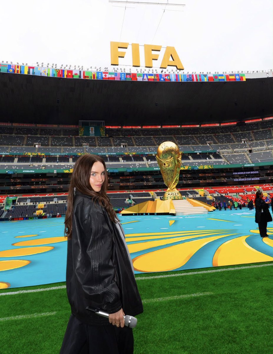 JossDuard's tweet photo. Belinda en el estadio azteca (2000) /// Belinda en el estadio Banorte (2026)

😭🥹 https://t.co/EaKjFJnTjL