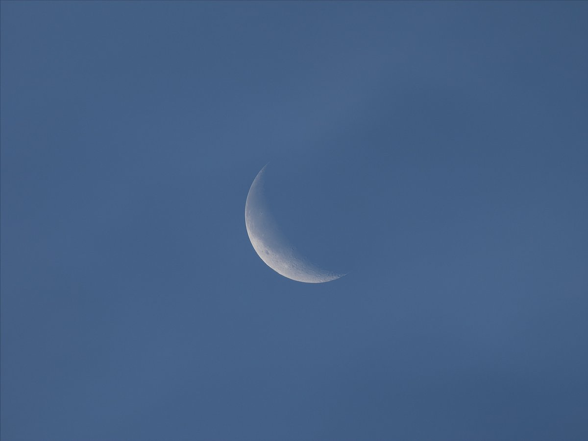 moonsystem's tweet photo. 2026-06-11 04:21 - 04:30  #旧暦四月二十六日
#二十五夜残月 #夜明け
雲の多い空��何とか観月出来ましたがほんの僅かな時間で雲に閉ざされてしまいました。
@MoonHourSocial #MoonHour™ https://t.co/ordd1wBQJQ
