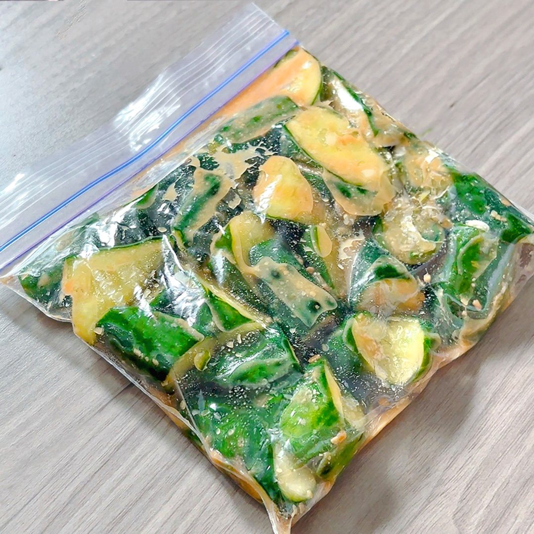 TastyJapan's tweet photo. 【ぬか漬けよりうまいってどういうこと？】食べたら納得。きゅうり1袋じゃ足りなかった。簡単すぎるきゅうり漬け

ぬか床も浅漬けの素もいりません。材料3つで作れて、ご飯のお供にもおつまみにもぴったり。冷蔵庫にあるもので手軽に作れるきゅうりの漬物です。

詳しいレシピはリプ欄で⬇️ https://t.co/vFags52Vop