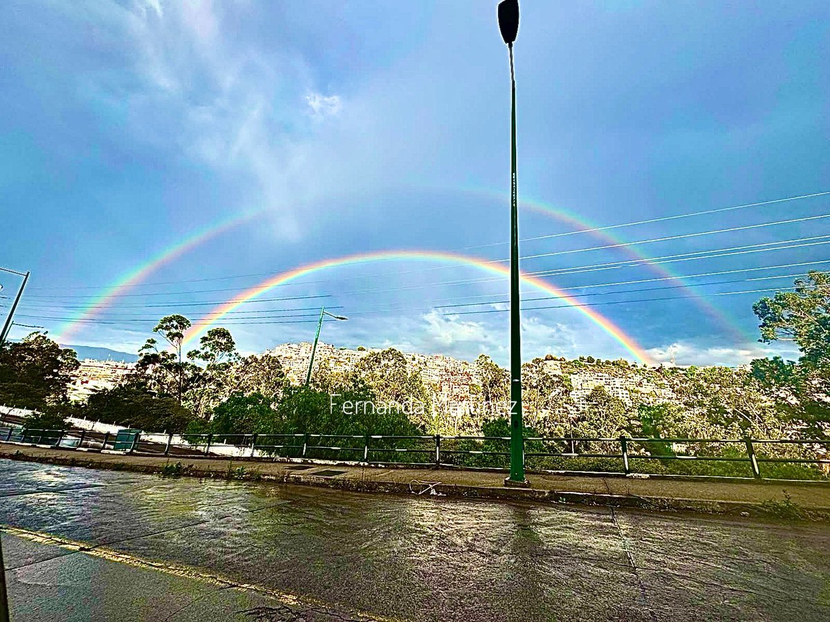 NoticiasAcom's tweet photo. La lluvia trajo una sorpresa. Ambato se pintó de colores esta tarde, fotografía de Fernanda Martínez. https://t.co/4BpWmjAmKz