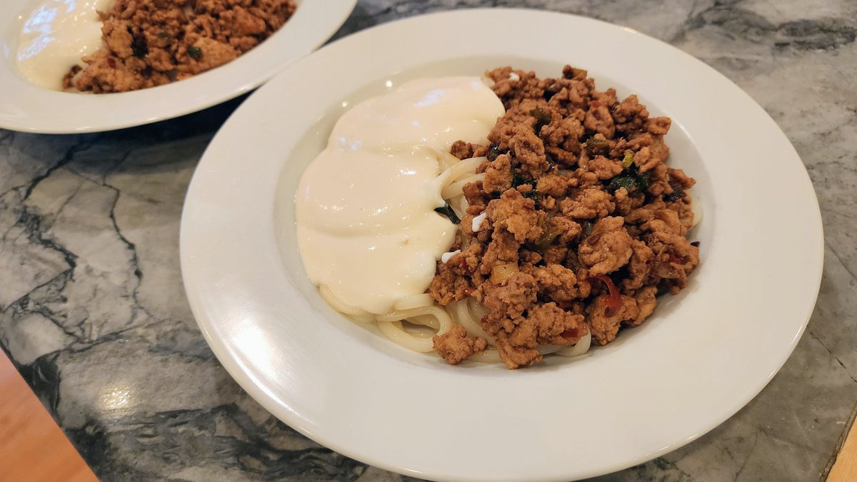 AyaRowe's tweet photo. TikTokで流行中の「豆腐クリーム麻婆うどん」。夫の娘ちゃんの提案で半信半疑で作ってみたら、めちゃくちゃ美味しかったので日本語レシピを載せます！（オリジナルレシピはコメ欄に貼っておきます）暑い日にもぴったりです。

豆腐クリーム麻婆うどん

材料・2人分
冷凍うどん 2玉
絹豆腐 1パック・約400g
豚ひき肉 約225g
にんにく 2片
青ねぎ 1本
豆板醤 大さじ1
油 小さじ2
塩こしょう 少々
あれば：紹興酒 小さじ2、黒酢 小さじ2、花椒 少々
作り方

1. 絹豆腐に塩ひとつまみを加え、ミキサーでなめらかにする。

2. フライパンに油を熱し、にんにくと青ねぎを炒める。
豆板醤を加えて香りを出し、豚ひき肉を入れて火が通るまで炒める。塩こしょうで味を整える。あれば紹興酒・黒酢・花椒も加える。

3. 冷凍うどんを茹で、水気を切る。

4. 器にうどん、麻婆風ひき肉、豆腐クリームをのせ、よく混ぜて食べる。