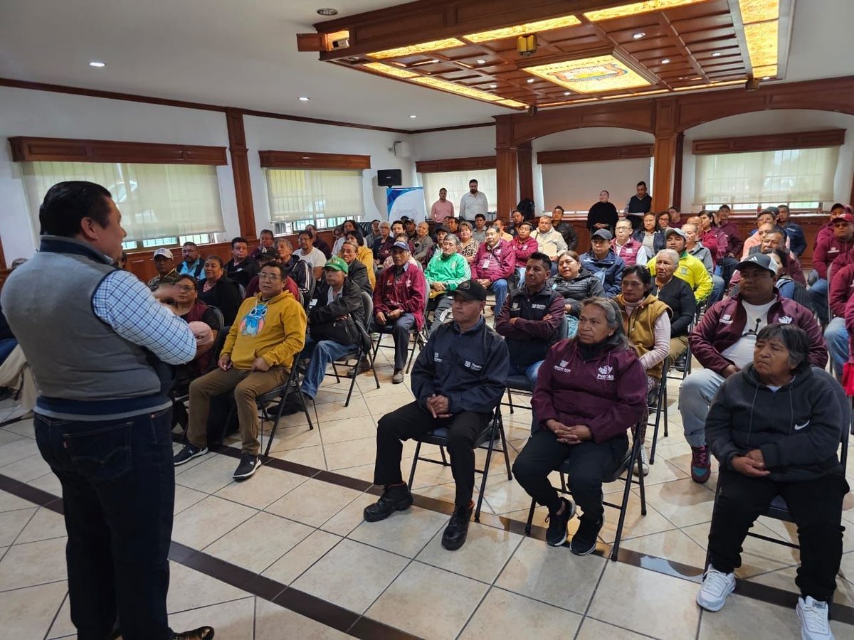GonzaloJuarezM's tweet photo. En un ameno conversatorio con mis compañeros sindicalizados denominado "No solo soy mi trabajo. Motivación, sentido y convivencia", impartido por el psicólogo Diego Suárez Rodríguez, charlamos sobre cómo hacer de nuestro trabajo un lugar agradable y armonioso. https://t.co/VBz8hweZvc