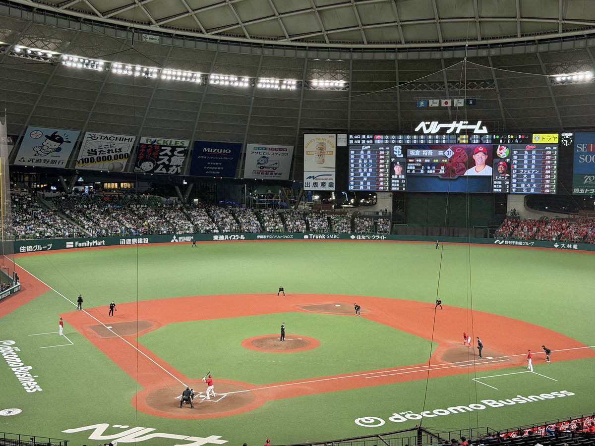 professor_carp's tweet photo. 9回表に同点に追いついたけど。。。
黒い企画ユニで野手がたくさん守っているみたいでした。 https://t.co/dEqVZHKMdt
