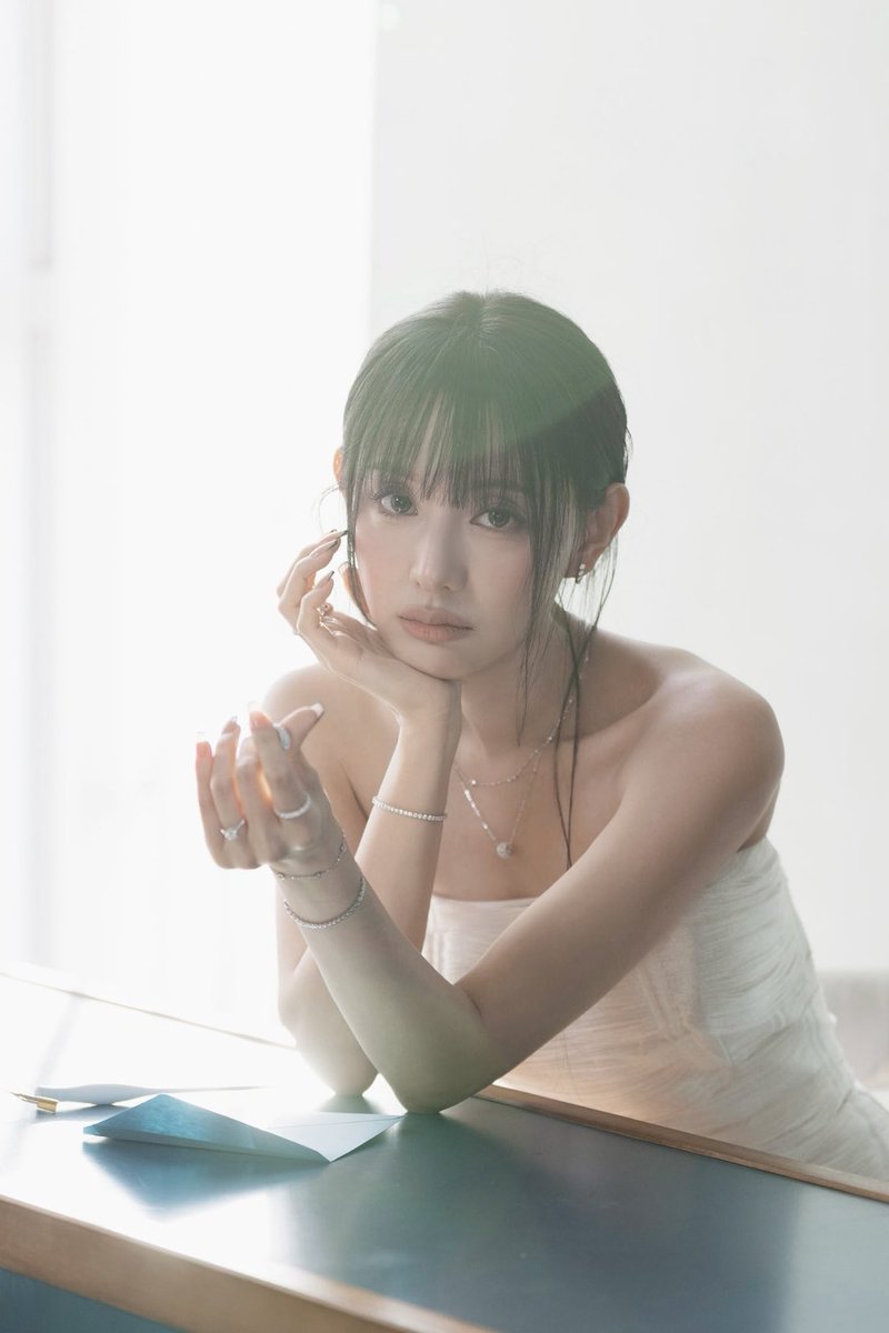 geewoniithinker's tweet photo. the light is so ethereal it feels heaven-sent, but somehow she’s still the brightest thing in the frame 🥹✨ 

#KIMJIWON #김지원 https://t.co/82kEV0XtMp