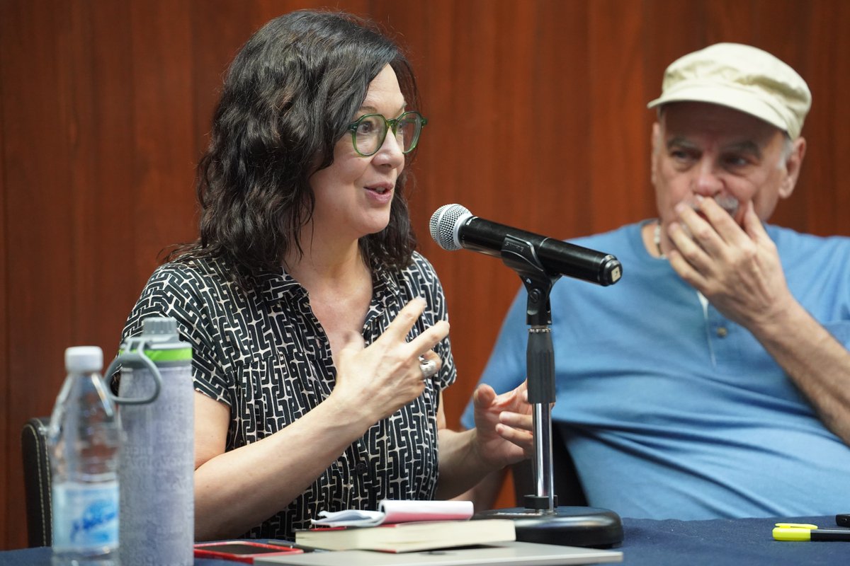 filos_unam's tweet photo. 📚✨ Este mes #EnFilos se presentó el libro "Esquivar la guerra. Construir mundos nuevos", con la participación de Mariana Mora, Carlos Tornel, David Barrios y Raúl Zibechi, autor de la obra.

Un espacio de reflexión colectiva sobre las resistencias, los territorios y las posibilidades de construir alternativas frente a las violencias contemporáneas. 💙📖