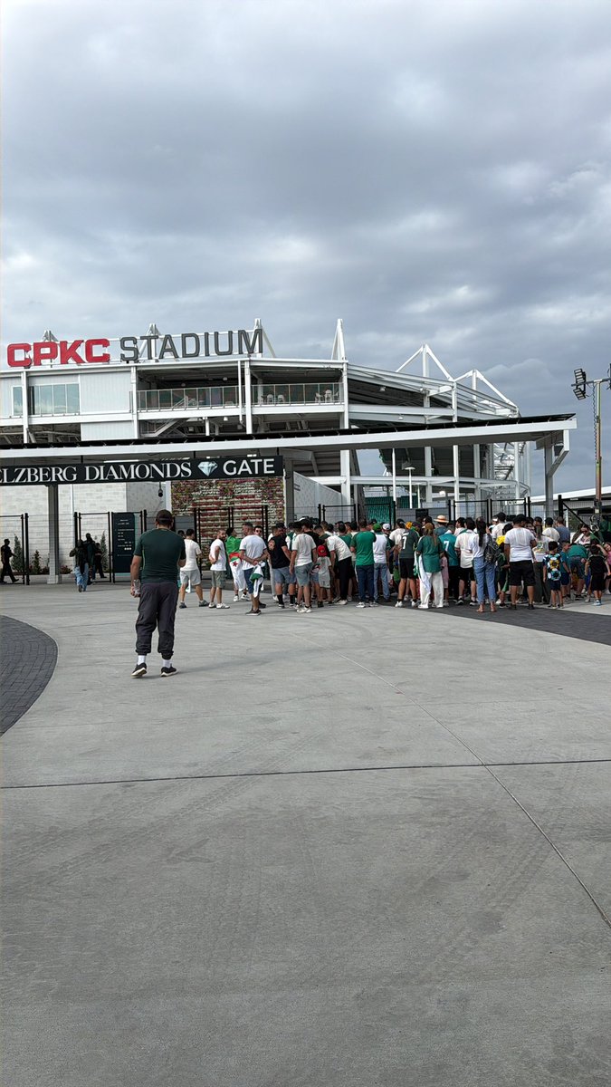 theftgtemp's tweet photo. Looks like they will still let algerian fans in as over hundreds showed up. 🇩🇿 #teamalgeria #algeria https://t.co/hK9iJC7tfT
