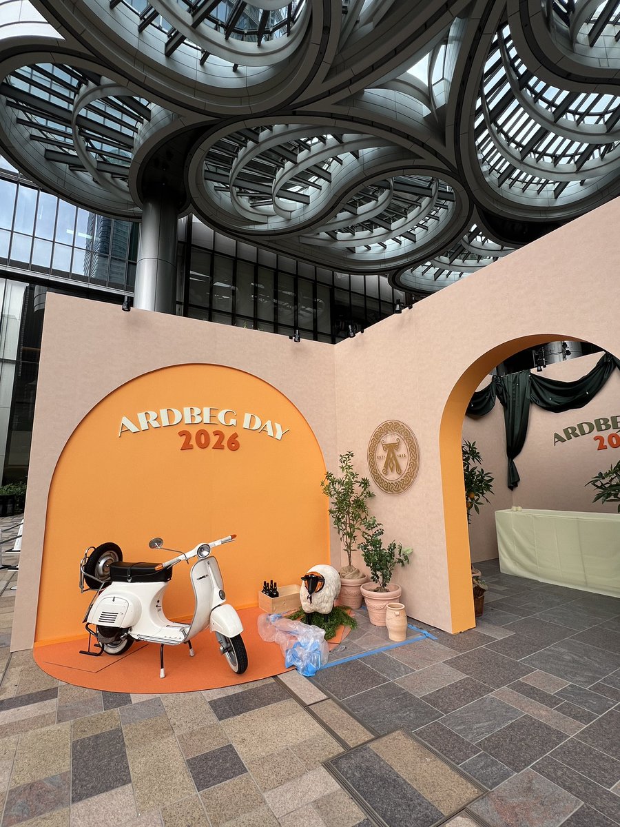 style_k_'s tweet photo. Vespa搬入完了
麻布台ヒルズアリーナで開催される、AARDBEG DAY 2026に展示されてます。
6月12日から14日まで。
ウィスキー好きな方は是非お足運びを！

https://t.co/cLPQG8N9n7 https://t.co/AFbuVq3UVV