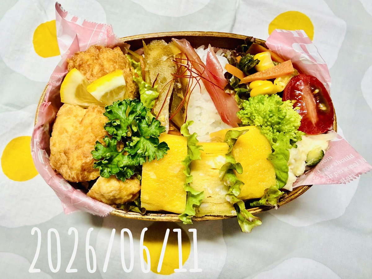 bentoyade's tweet photo. 高校お弁当237目

・ナゲット
・ポテトサラダ
・卵焼き
・きんぴらごぼう
・レタスナムル

息子が修学旅行でお弁当持ちな為、今日は3つ

息子は食べやすいようおにぎり🍙娘と旦那はいつもののっけ弁🍱

楽しんできて欲しいわ

さて！今日も元気にいってらっしゃい🙌

 #お弁当 #お弁当記録 #曲げわっぱ https://t.co/dZOBcECwMT