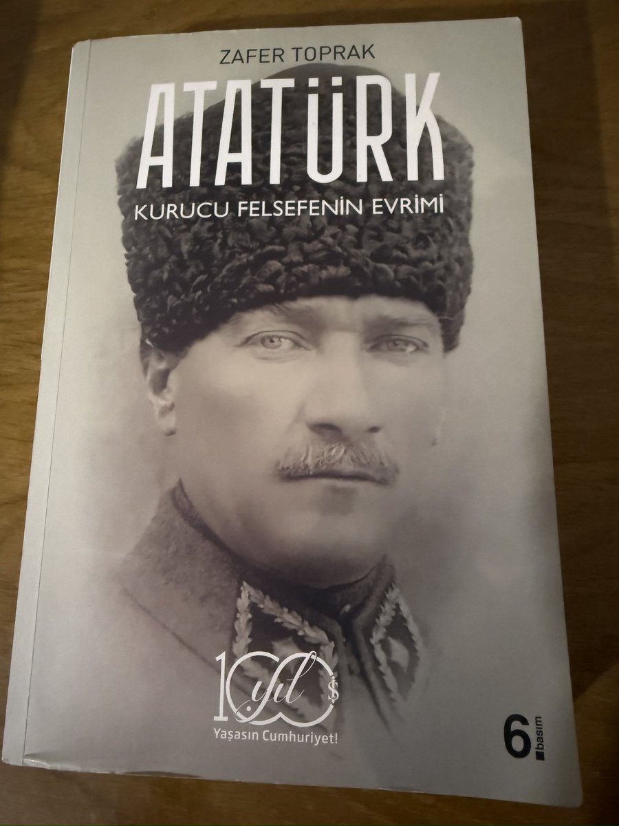 aykulemrh's tweet photo. Zafer Toprak Atatürk’ün zihinsel ve  düşünsel yapısının izini sürüyor. Bunu yaparken çok geniş bir kaynak yelpazesinden faydalansa da ana kaynak olarak Çankaya kitaplığını kullanıyor.    
Atatürk’ü, okuduğu kitaplar ve beslendiği fikir kaynakları üzerinden anlamaya çalışmak bana göre isabetli bir yaklaşım. Sonuçta insanın kitaplığı, biraz da zihninin haritasıdır. Okurken birçok satırın altını çizdim. Ufuk açıcı. Herkese tavsiye ederim. 

#atatürk #cumhuriyet #zafertoprak #kitaptavsiyesi 

@iskultur