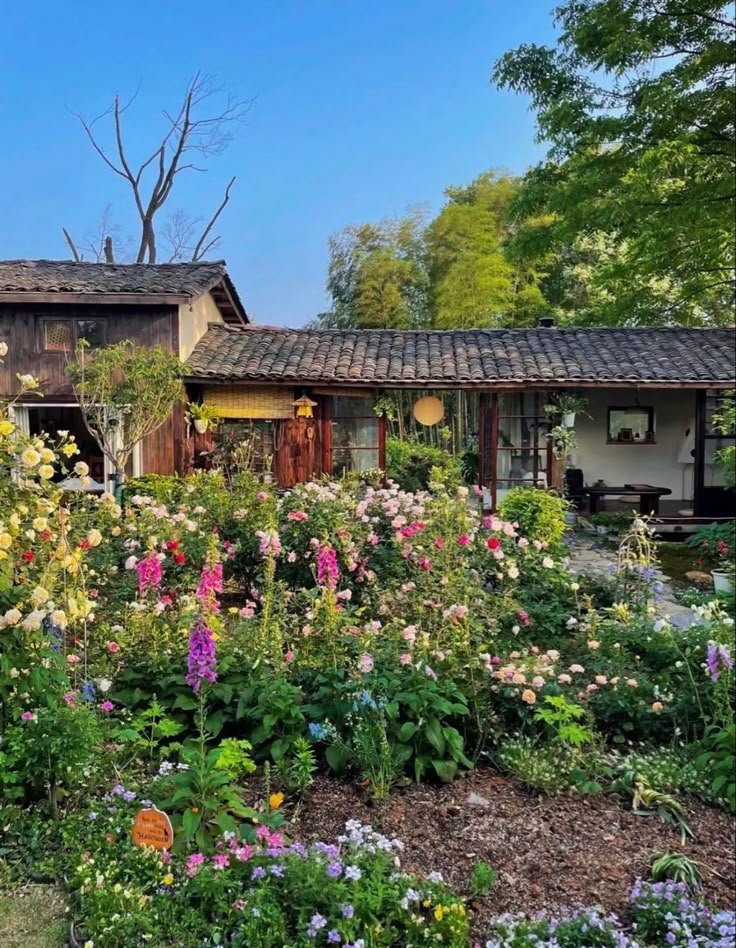 purelivn's tweet photo. i wonder why we moved away from houses with gardens and turned them into a luxury https://t.co/fzeFAg24KZ