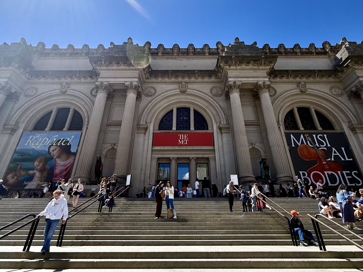 TortoiseFiveTwo's tweet photo. NYでは久々メトロポリタン美術館に行きました。The Metropolitan Museum of Art 略して The Met。テニス界でも名前を聞くメットガーラはここの年１夕食会の事です

オーガナイザーがVOGUEの超厳しい有名元？編集長アナウインターなのでファッションの祭典でもあります。プラダを履いた悪魔のあの人です https://t.co/UyG8yICItf